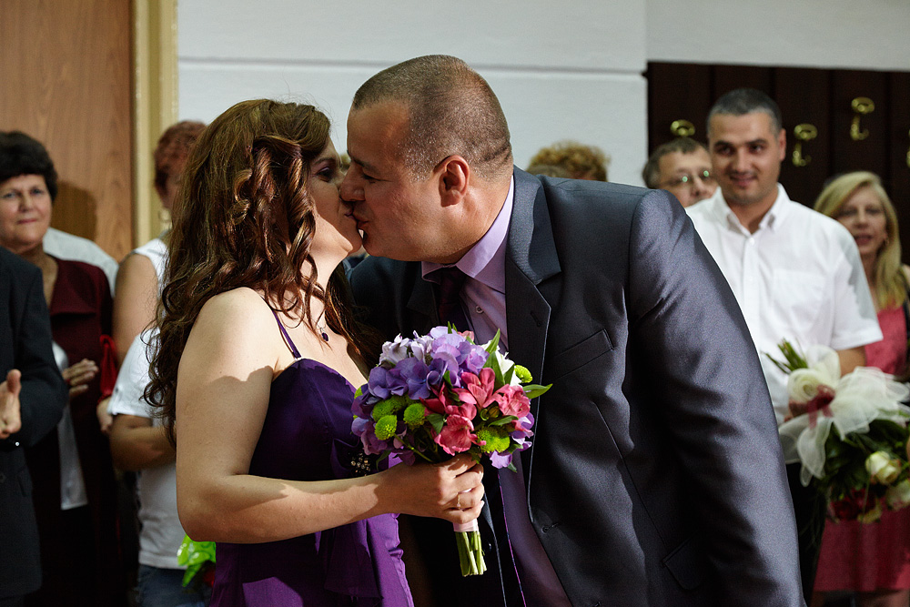 sotul isi saruta sotia dupa ceremonia de casatorie civila
