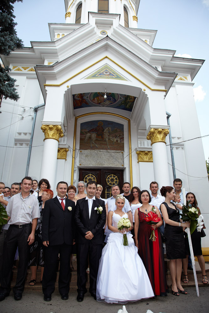 fotografie de grup cu nunta in fata bisericii