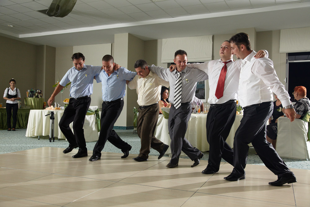 baietii danseaza la nunta Sirtaki